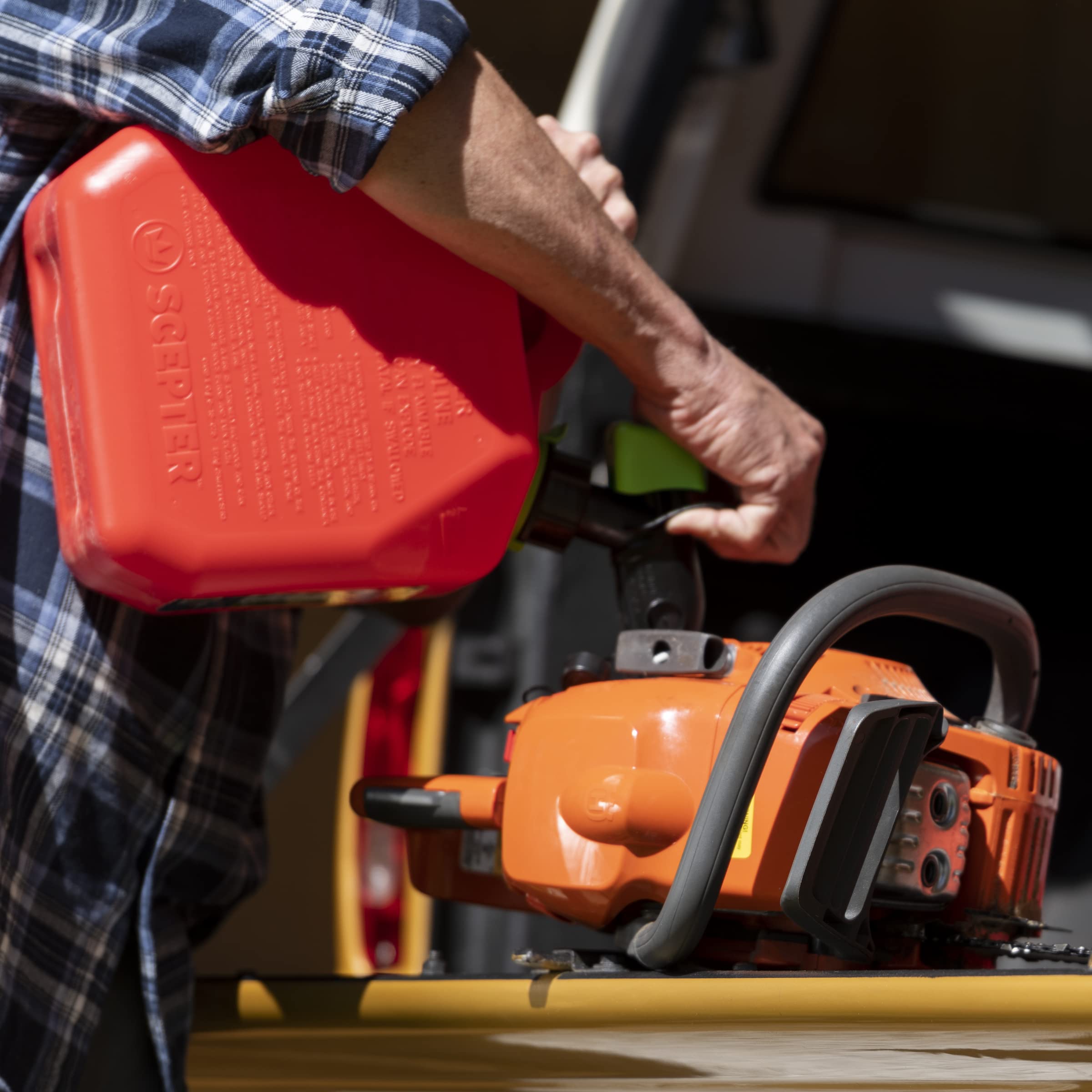 Scepter refueling a lawnmower quickly using the integrated vent and funnel
