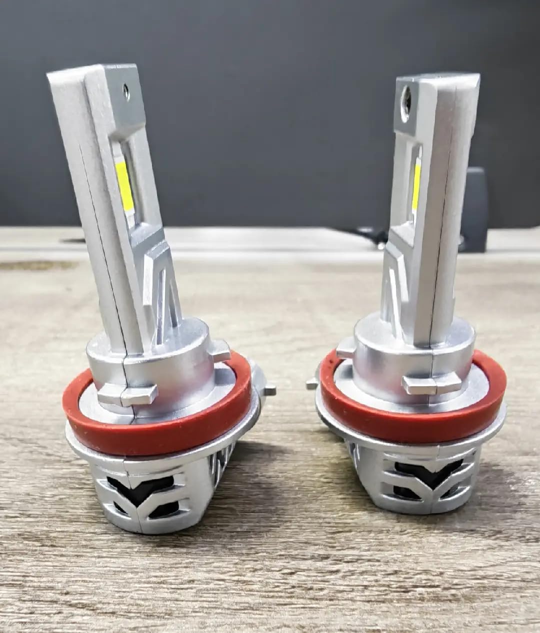 SEALIGHT bulb with water splash demonstrating IP68 protection and durability