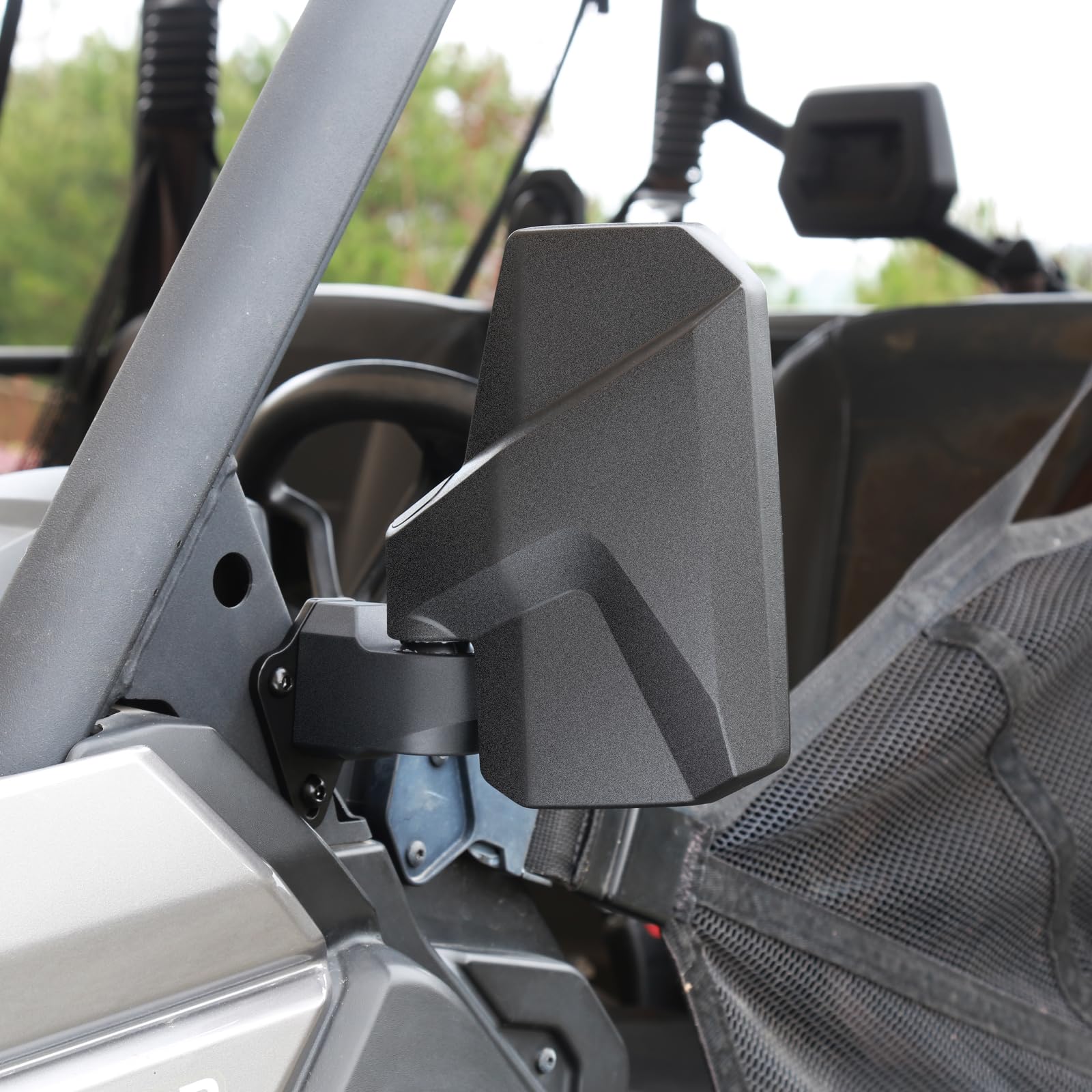 SHEJISI mirror installed on a doorless Defender improving rear awareness