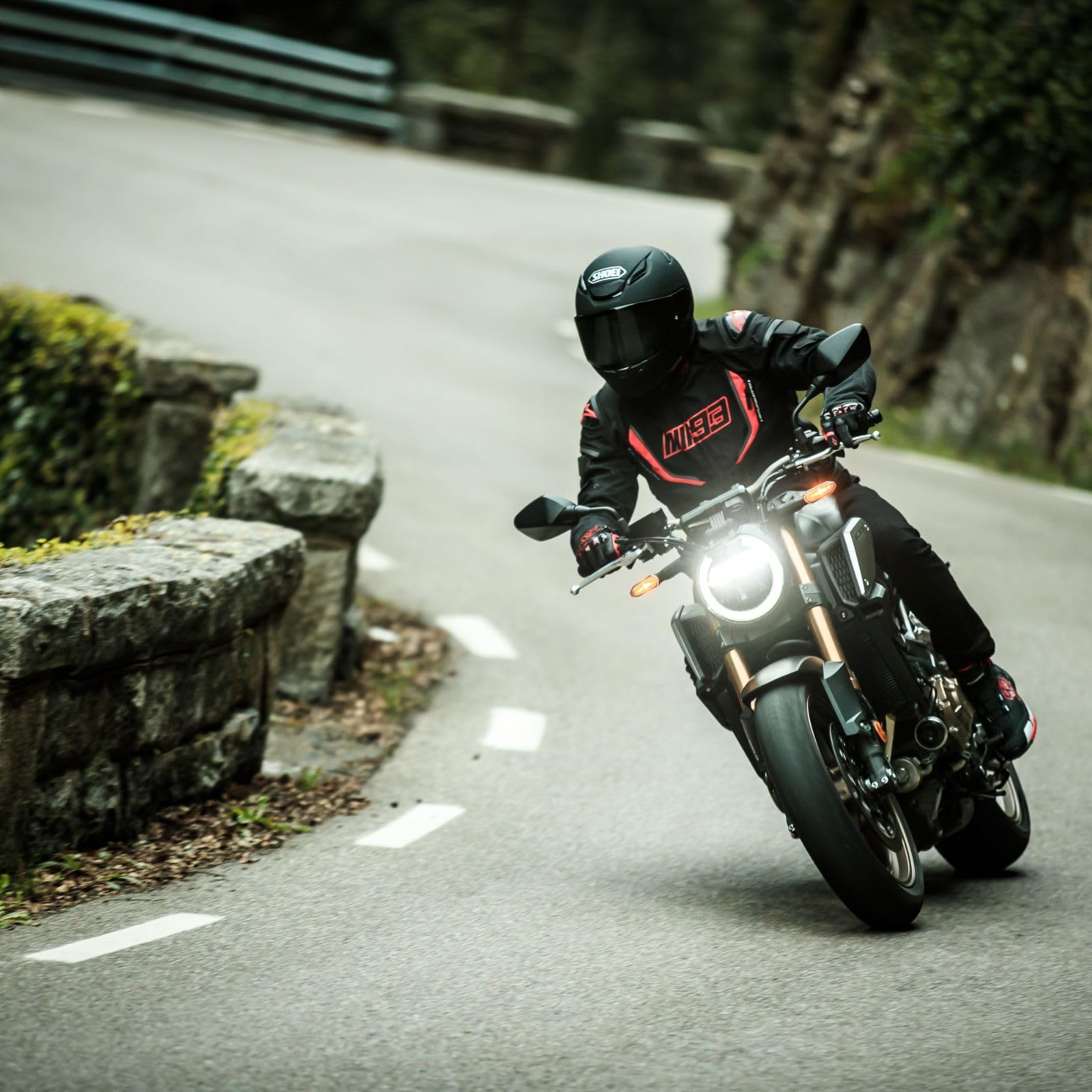 Shoei RF-1400 on a sport motorcycle showing real-world aerodynamic performance
