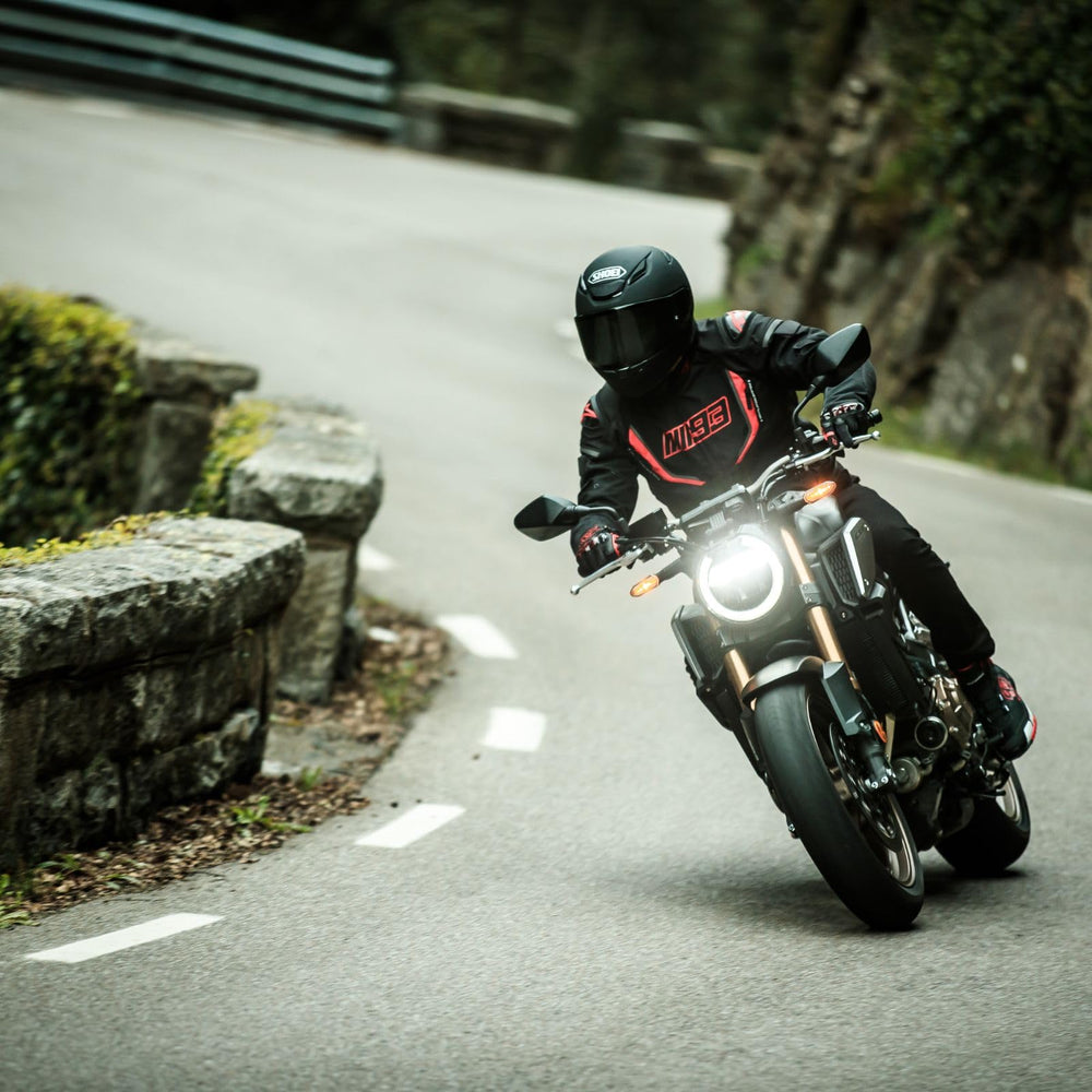 Shoei RF-1400 on a sport motorcycle showing real-world aerodynamic performance