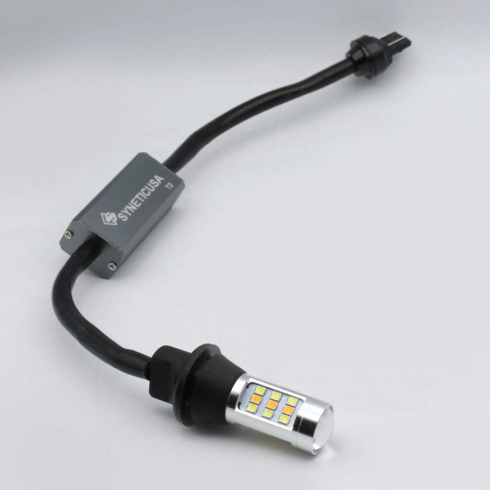 Syneticusa bulb emitting white DRL demonstrating improved daytime visibility