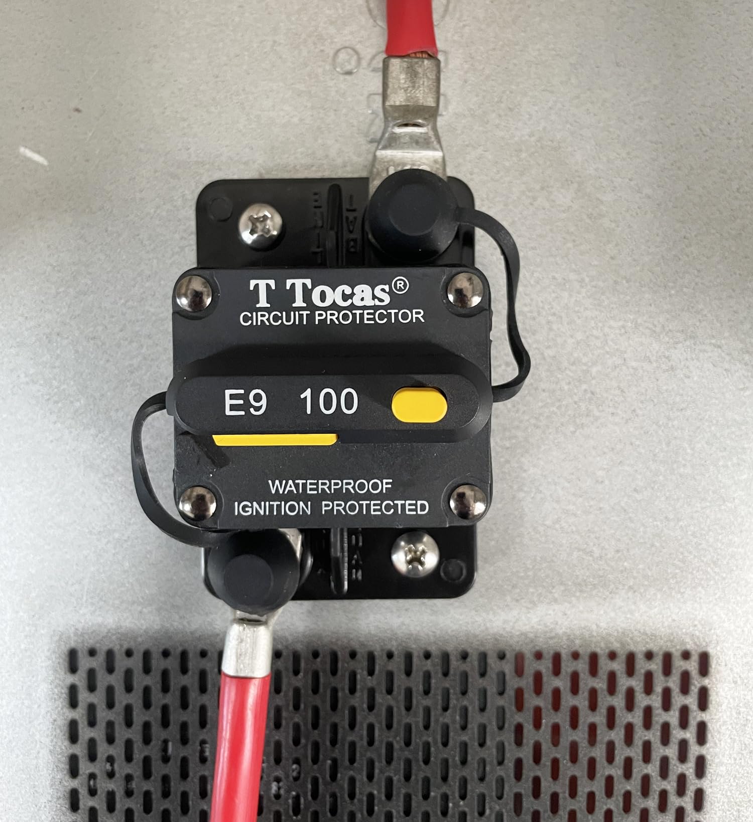 T Tocas E9 close-up of manual reset button for easy reset and rapid circuit restoration