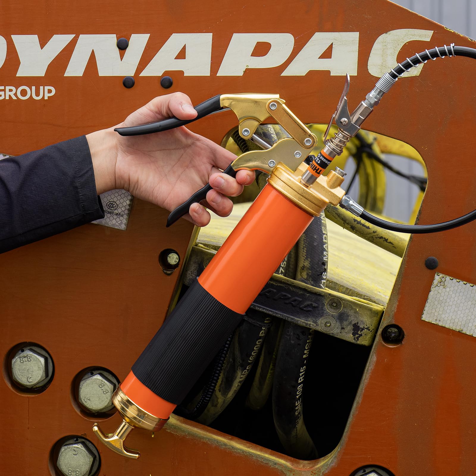 THINKWORK grease gun demonstrating cartridge loading method for fast refills
