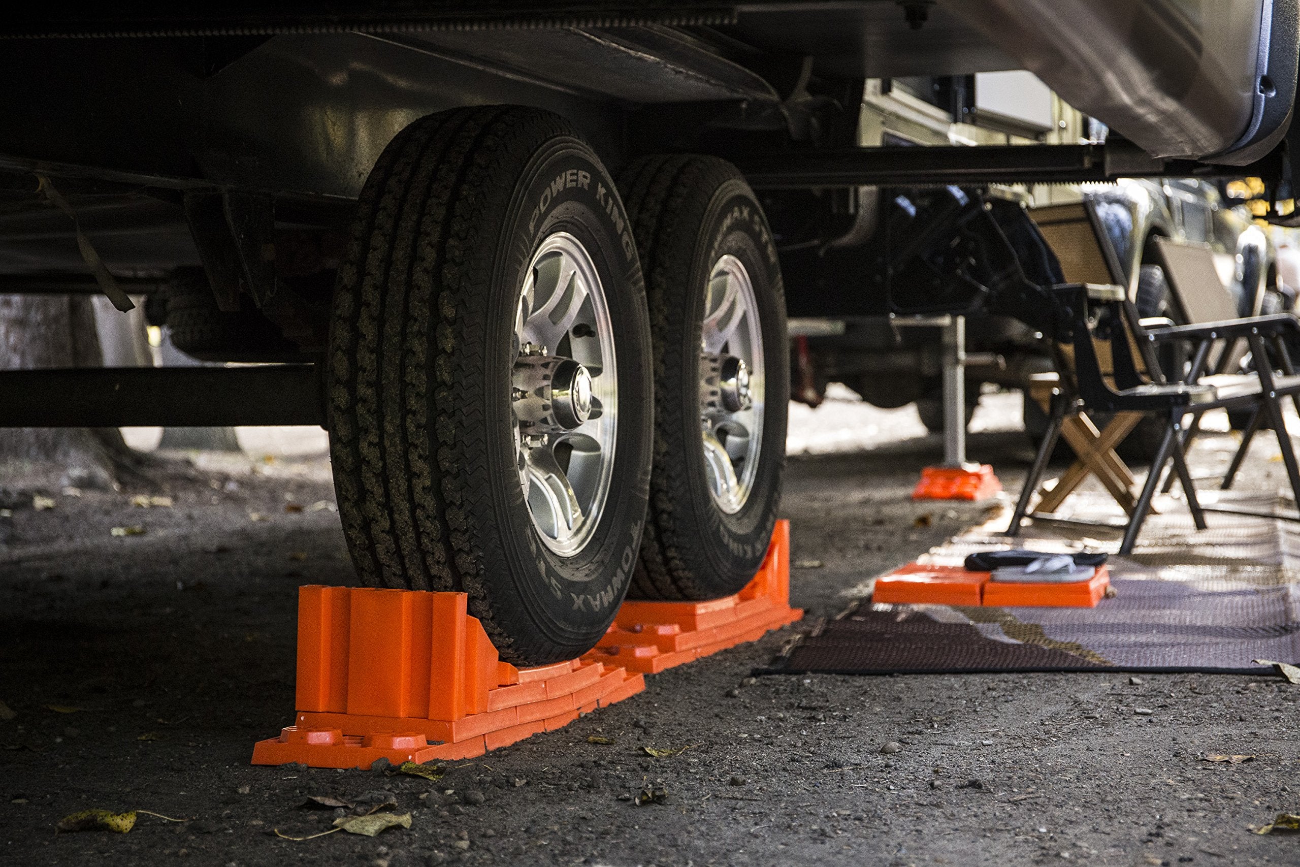 Tri-Lynx Stop 'N Chock interlocked with Lynx Leveler stack for repeatable stopping benefit