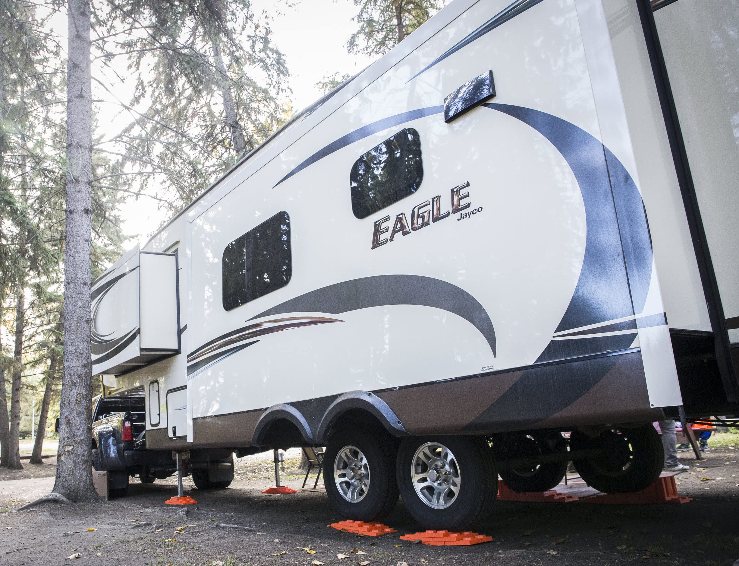 Tri-Lynx blocks placed under an RV dual wheel delivering steady, level support