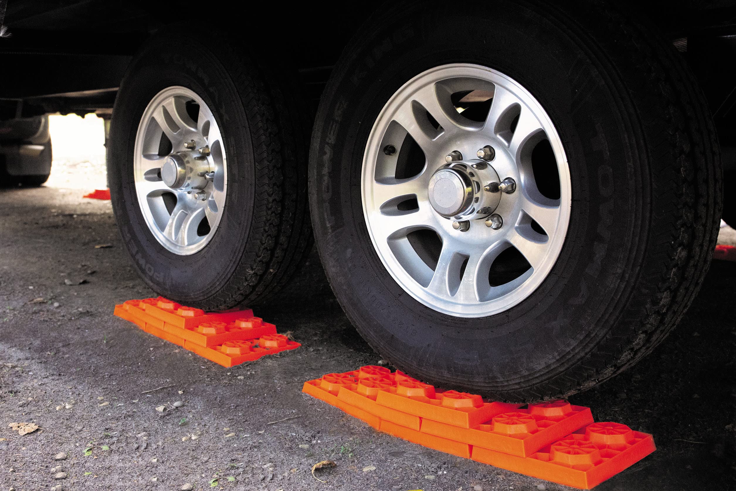 Tri-Lynx blocks supporting a tandem axle to distribute weight across multiple blocks