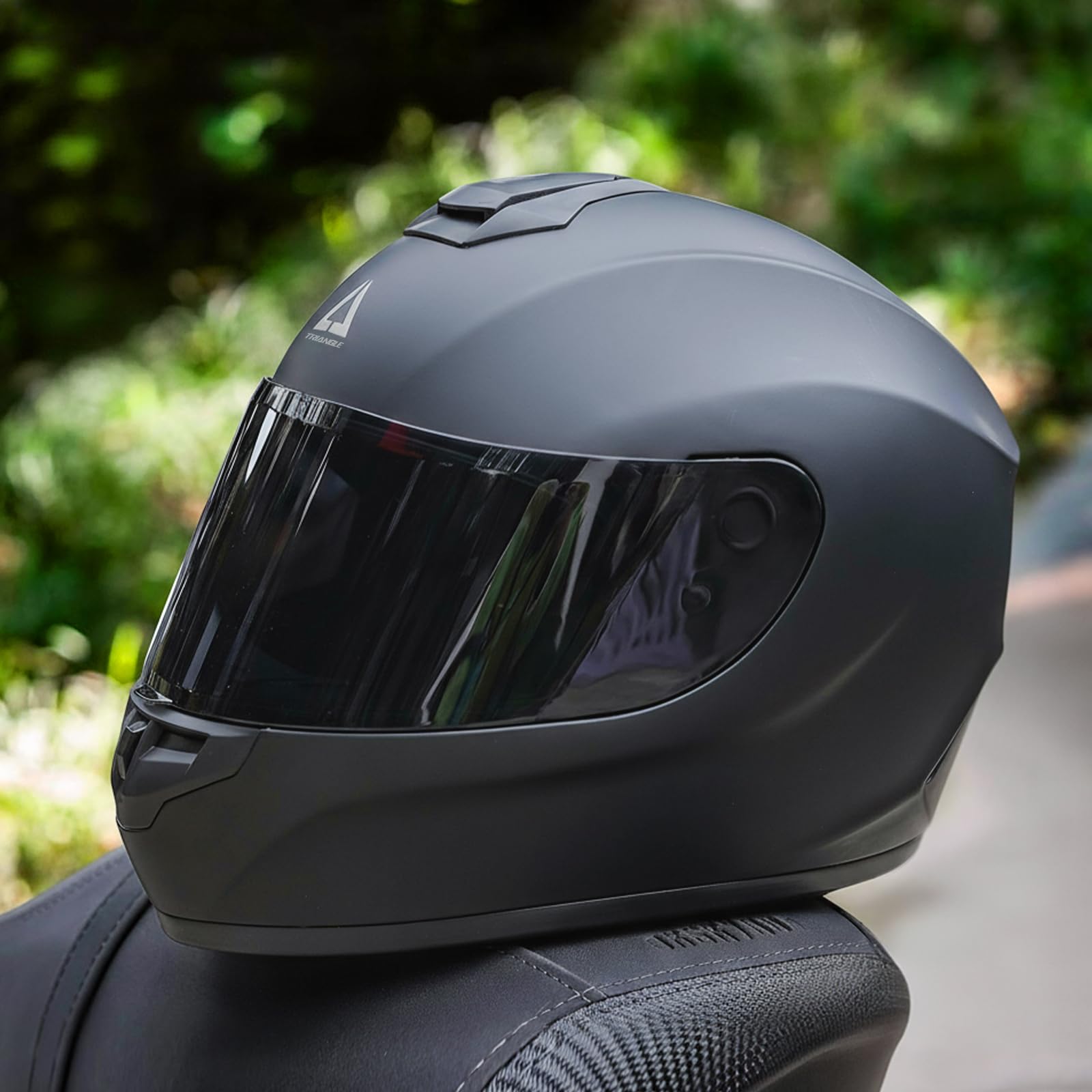 TRIANGLE carrying bag with helmet and spare visor for convenient transport benefit