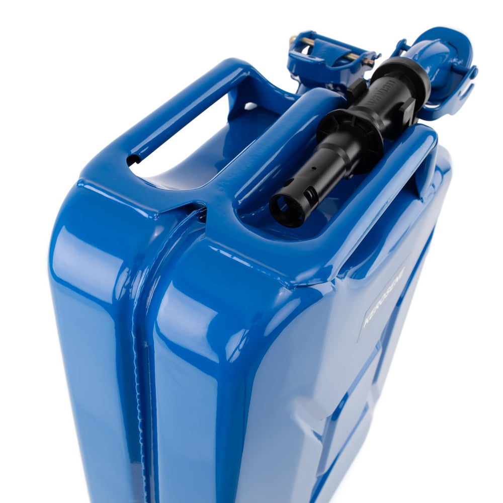Wavian nozzle and bayonet spout closeup displaying secure leak‑minimizing lock