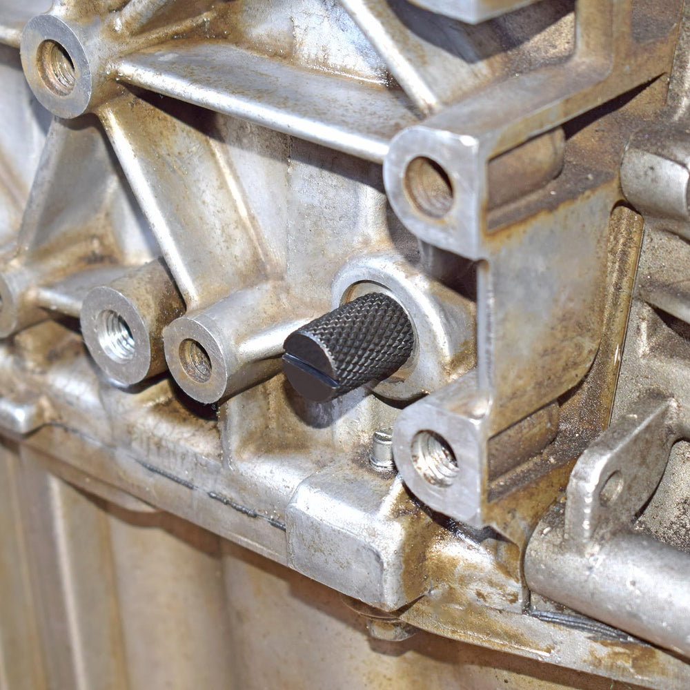 Yuesstloo used in workshop on Ford Focus to enable safe belt or chain replacement